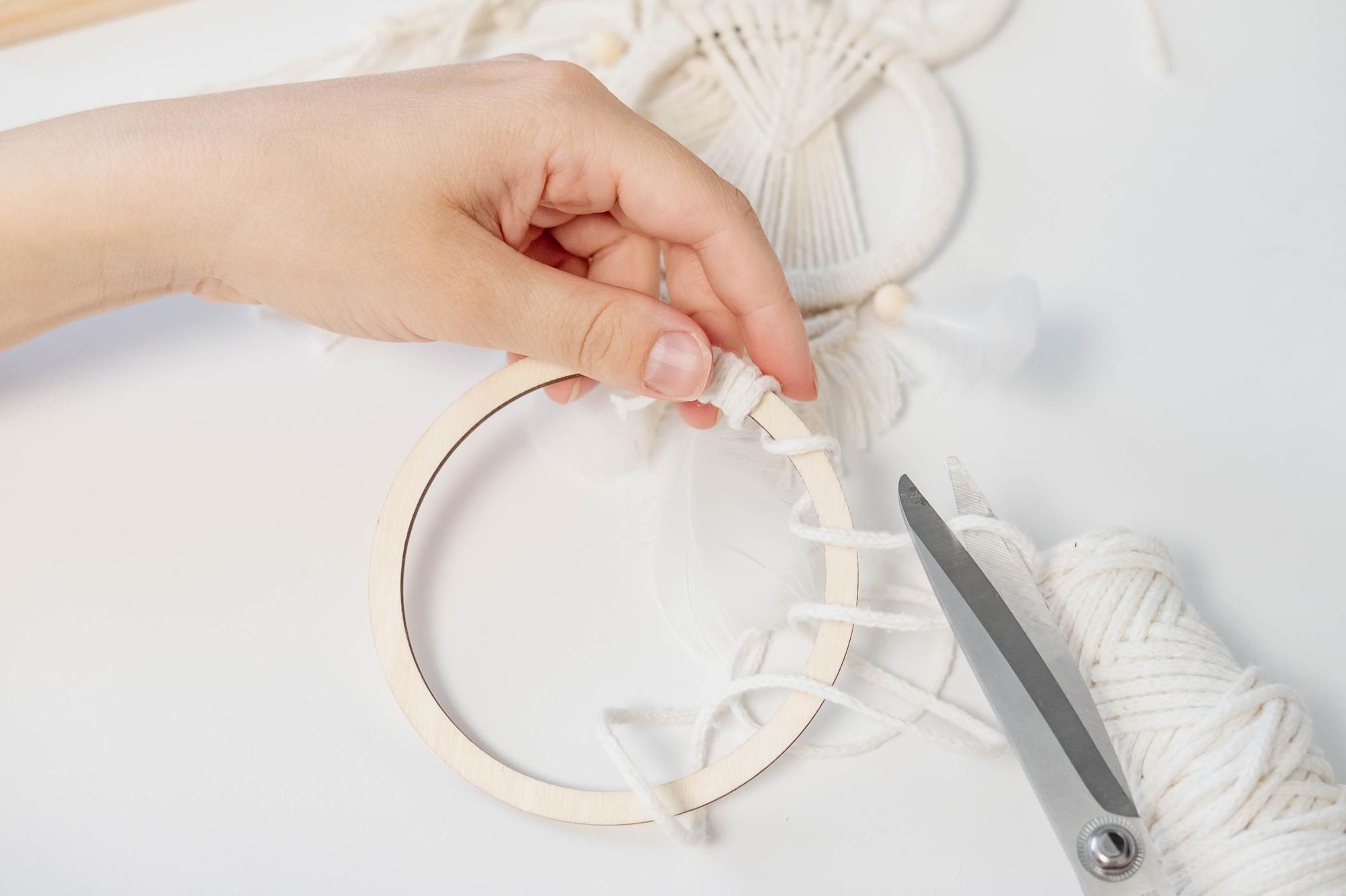 mana tinand un cerc de broderie