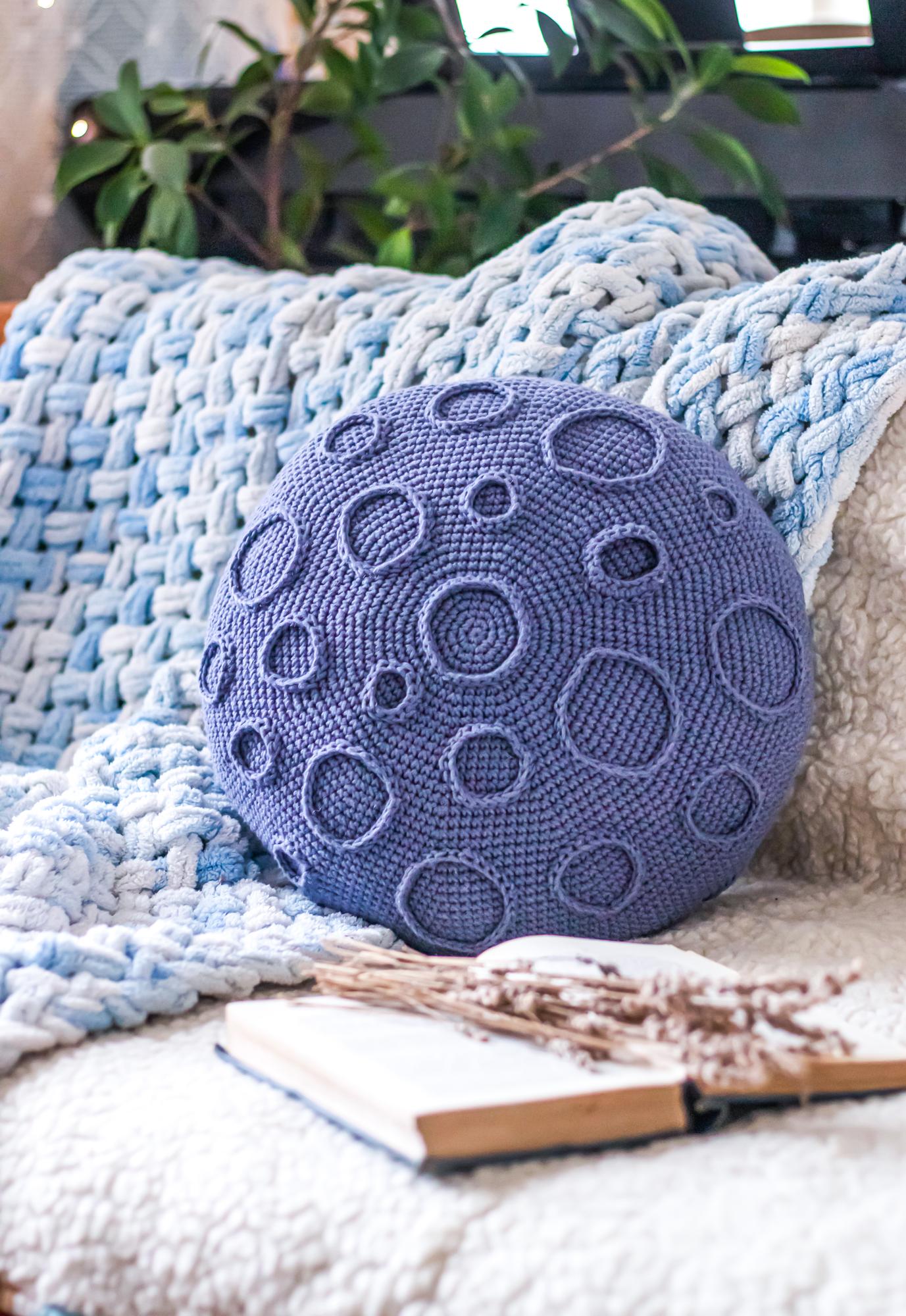 perna decorativa cu broderie geometrica